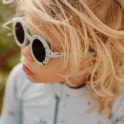 Little Dutch Child Sunglasses Round Shape Sailors Bay Blue 6 Little Dutch Child Sunglasses Round Shape Sailors Bay Blue -Lush Littles 0023684 kinderzonnebril rond sailors bay blue