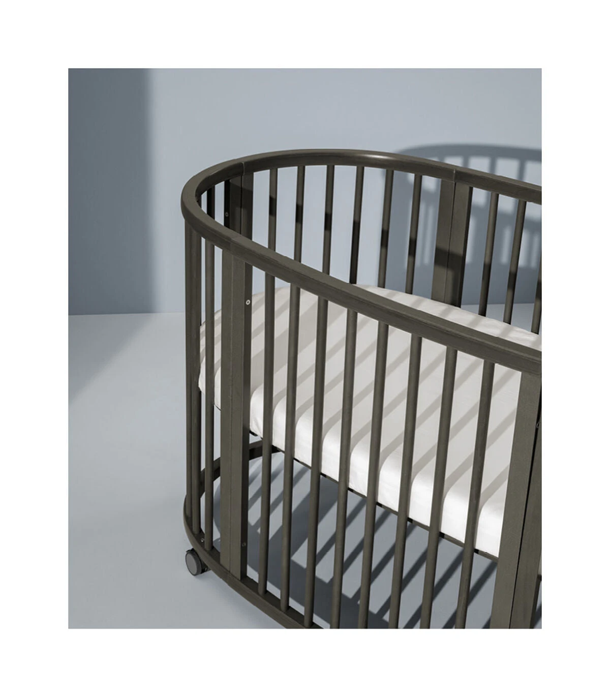 Stokke® Sleepi™ Bed V3 Hazy Grey 2 Stokke® Sleepi™ Bed V3 Hazy Grey - Image 2